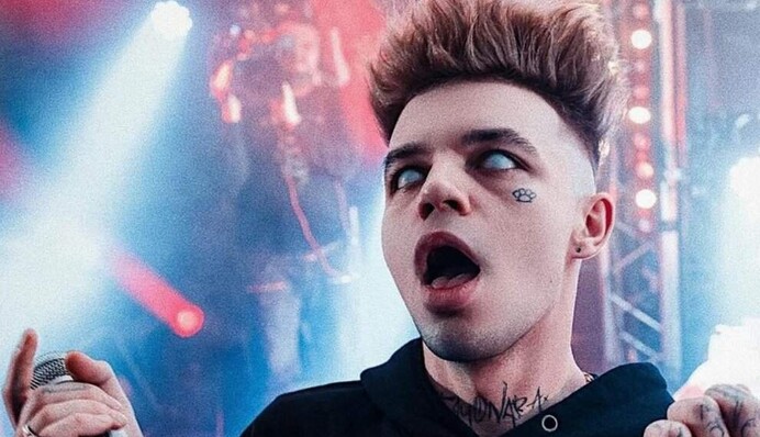 Парень ведущей 