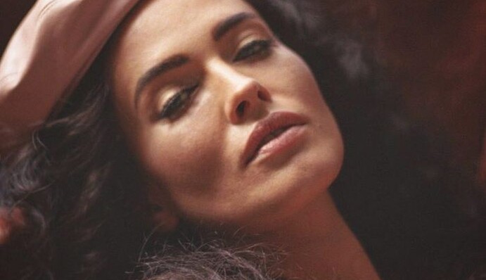 Шикарная грудь: Астафьева порадовала поклонников фото топлес