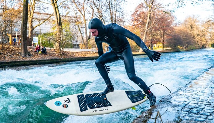 В Мюнхене люди катаются на серфах прямо в городском парке