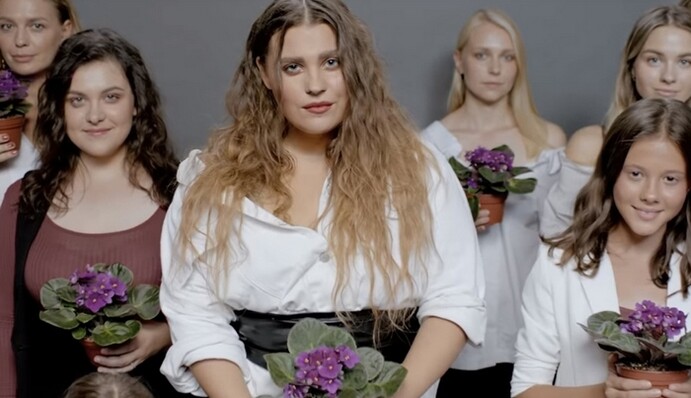 Знаменитый хит группы KAZKA перевели на русский: в коллективе прокомментировали