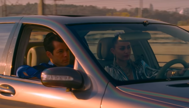 Погоня с полицейскими в Киеве: Майли Сайрус презентовала новый клип