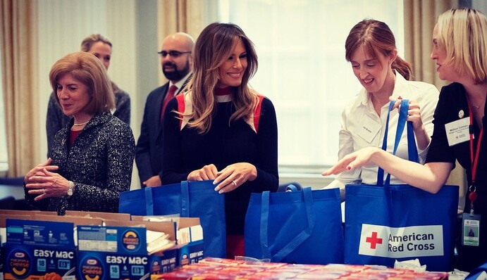 В ярких брюках и без каблуков: Мелания Трамп удивила выбором наряда