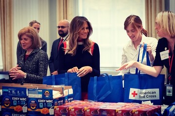 В ярких брюках и без каблуков: Мелания Трамп удивила выбором наряда