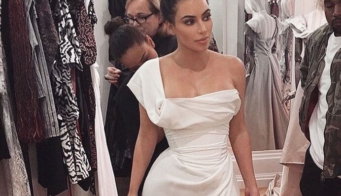 Подвел наряд: Ким Кардашьян блеснула обнаженной грудью