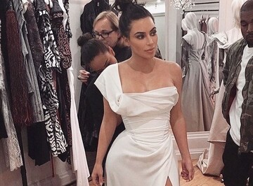 Подвел наряд: Ким Кардашьян блеснула обнаженной грудью