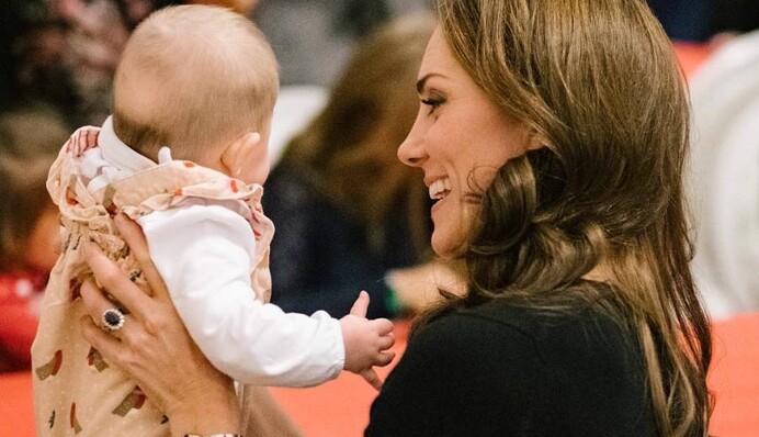 В праздничном образе: Кейт Миддлтон появилась на публике в юбке за две тысячи долларов