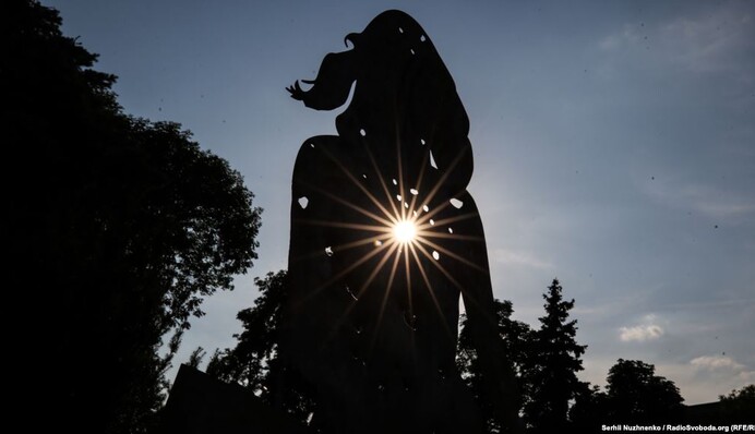 Куда нацелено ружье Хемингуэя?