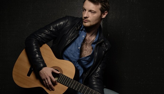 Нацотбор на Евровидение-2019: французский певец представил украиноязычную песню