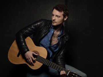 Нацотбор на Евровидение-2019: французский певец представил украиноязычную песню