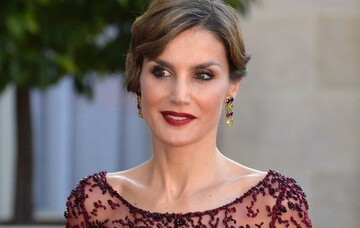 Королева Испании вышла в свет в платье с прозрачным декольте