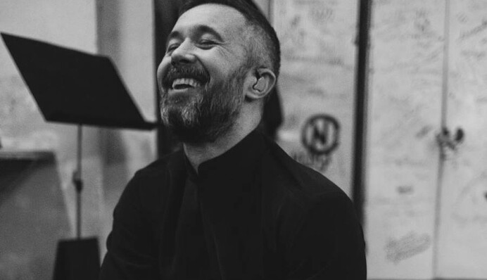 16 тонн воды и сотни небесных фонарей: Бабкин впервые за два года выпустил сольный клип