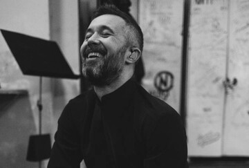 16 тонн воды и сотни небесных фонарей: Бабкин впервые за два года выпустил сольный клип