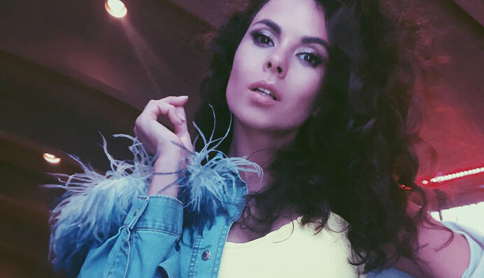 Настя Каменских блеснула обнаженным бюстом на 