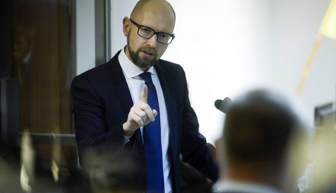 Яценюк юлить: яке майбутнє готує 