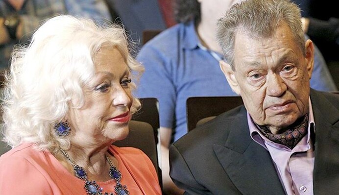 Вдова Караченцова объяснила, почему устроила шумные поминки