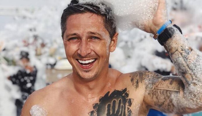 Педан без трусов повторил фото голой Поляковой