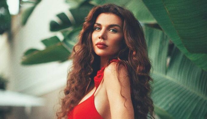 Седокова похвасталась пышной грудью в откровенном наряде