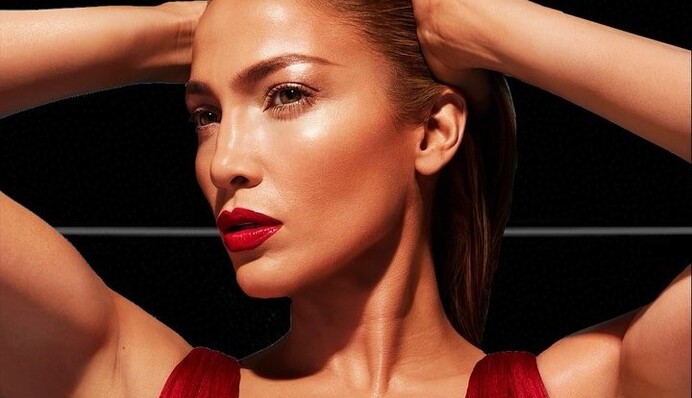 Дженнифер Лопес покорила смелым декольте на вечернем шоу