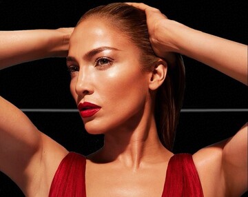 Дженнифер Лопес покорила смелым декольте на вечернем шоу