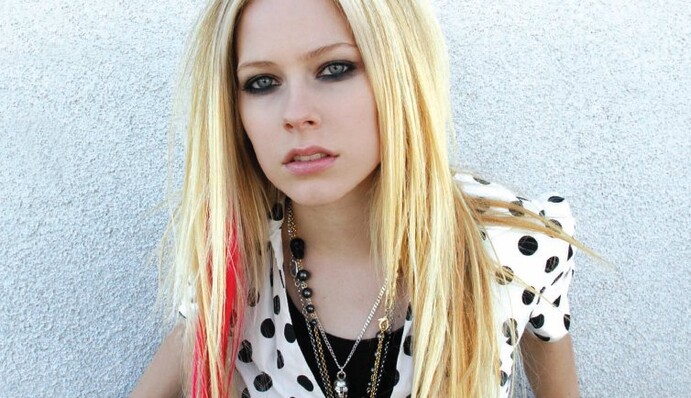 Известная певица анонсировала первый после тяжелой болезни альбом и выпустила клип