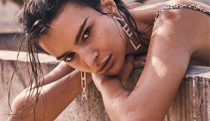 В куртке на голое тело: Ратаковски снялась в соблазнительной фотосессии