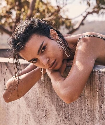 В куртке на голое тело: Ратаковски снялась в соблазнительной фотосессии