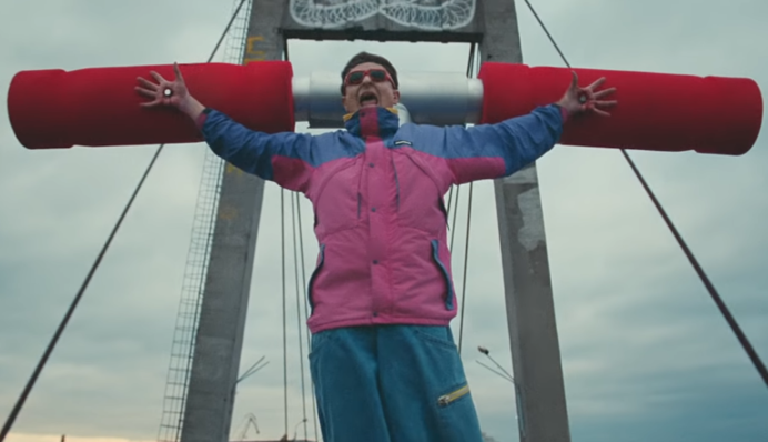 Гроб, танки и распятие: американский певец снял провокационный клип в Киеве