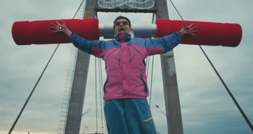 Гроб, танки и распятие: американский певец снял провокационный клип в Киеве