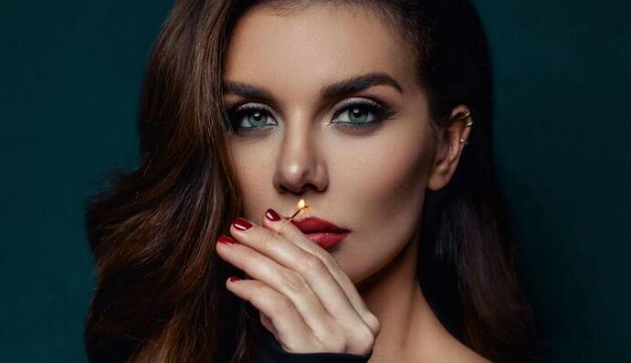 Зачем же так откровенно: Седокова возмутила сеть голой грудью