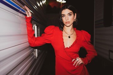 Дуа Липа засветилась в мини-платье от украинского дизайнера
