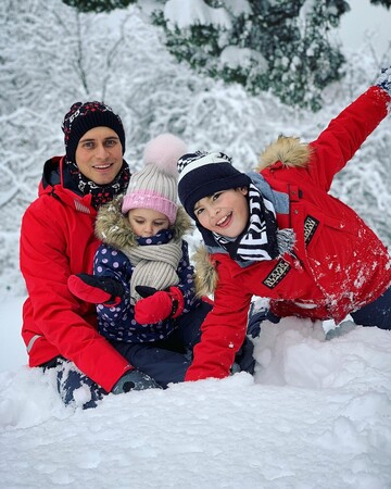 Санки, снежный ангел и улыбки: как украинские звезды веселятся зимой