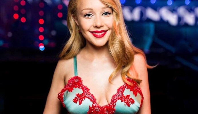 Прозрачный халат и корсет: Тина Кароль удивила образом на съемках 