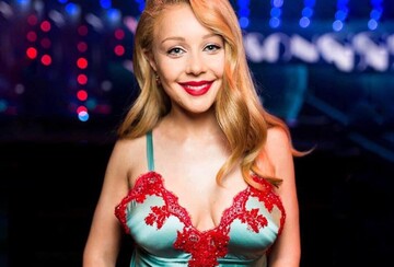 Прозрачный халат и корсет: Тина Кароль удивила образом на съемках 