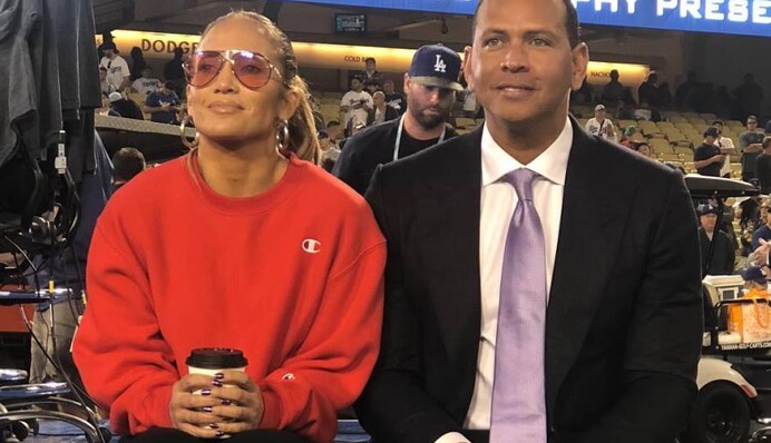 Дженнифер Лопес надела прозрачное платье на свидание