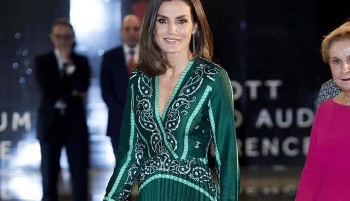 Королева Испании вышла в свет в наряде свекрови 36-летней давности