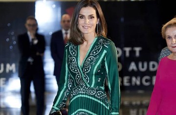 Королева Испании вышла в свет в наряде свекрови 36-летней давности