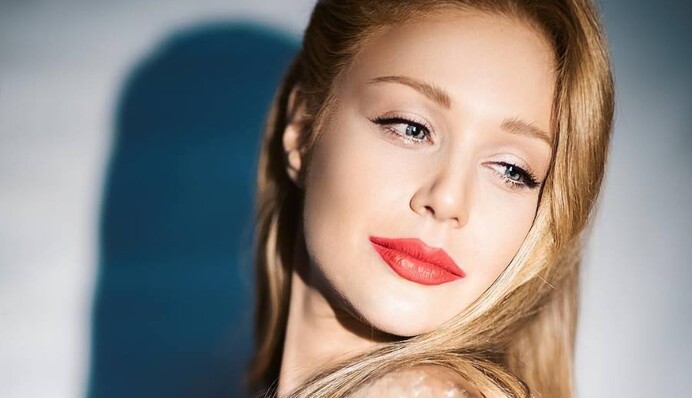 В дизайнерской шубе: Тина Кароль поделилась сексуальным фото