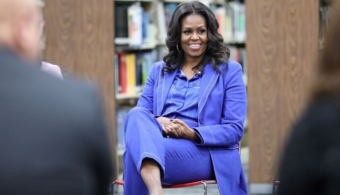 Платье-халат и блестящие ботфорты: Мишель Обама поразила образом