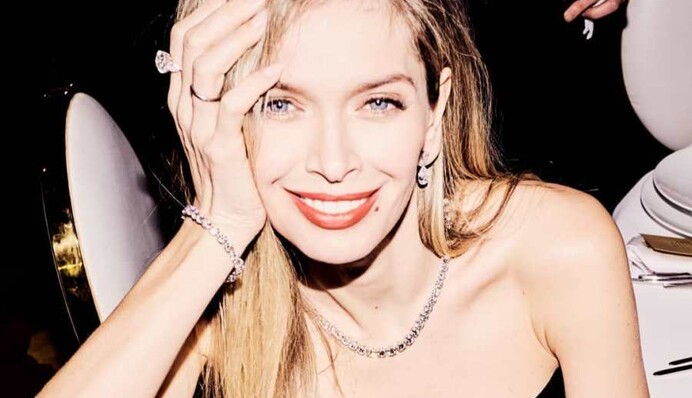 Вера Брежнева в наряде с экстремальным разрезом засветилась на вечеринке в Москве