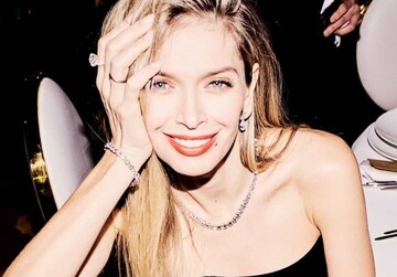 Вера Брежнева в наряде с экстремальным разрезом засветилась на вечеринке в Москве