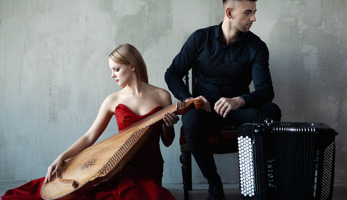 Знаменитый хит группы KAZKA сыграли на бандуре и баяне