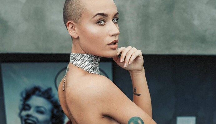 Лысая и голая: Playboy впервые сделал своей моделью необычную девушку