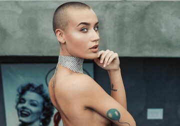 Лысая и голая: Playboy впервые сделал своей моделью необычную девушку