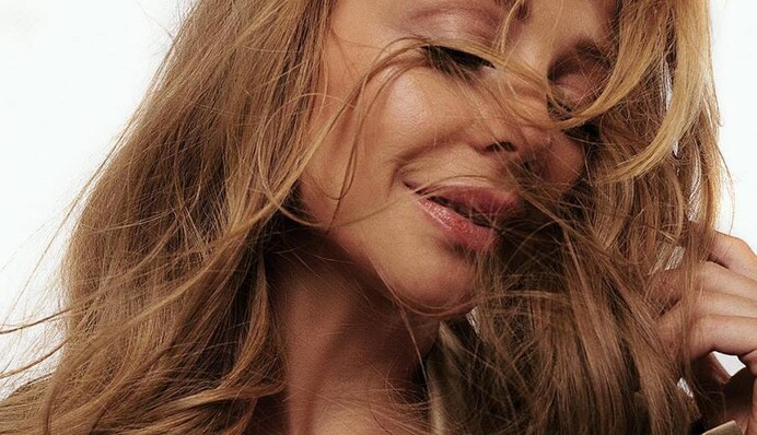 В жакете на голое тело: Тина Кароль восхитила пикантным фото