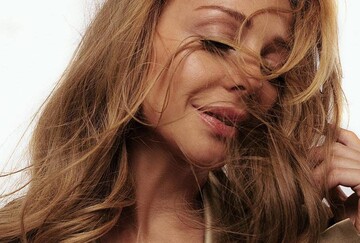 В жакете на голое тело: Тина Кароль восхитила пикантным фото