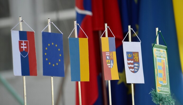 Непроблемний сусід: як Україні вдається дружити з проросійським членом ЄС