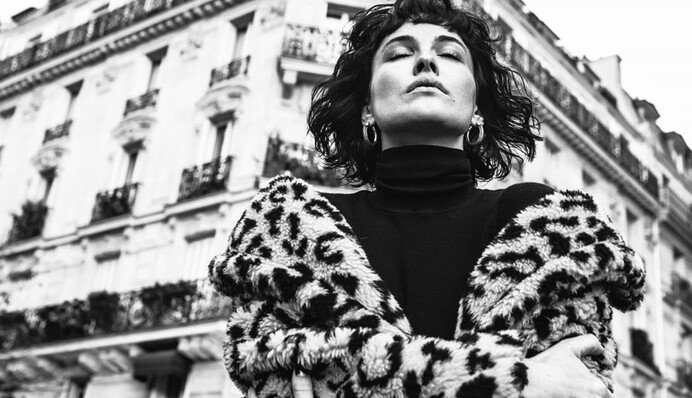 Чувственная и романтичная: Даша Астафьева представила клип, снятый в Париже