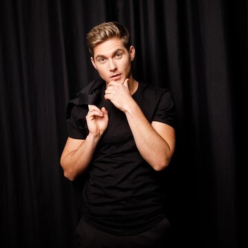 Аплодисменты и крики дедушек: украинский телеведущий рассказал о самом запоминающемся сексе