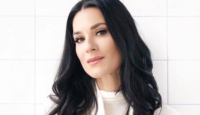 Маша Ефросинина впервые снялась с детьми и мужем для глянца