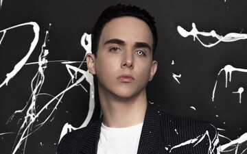 Щемящие воспоминания из детства: MELOVIN порадовал поклонников новогодней песней